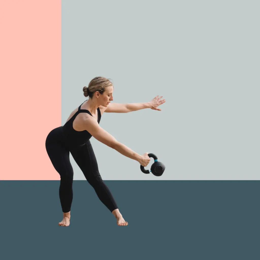 Aprende a utilizar una kettlebell desde cero y descubre una forma sencilla, completa y eficaz de entrenar fuerza en casa con una única herramienta.
